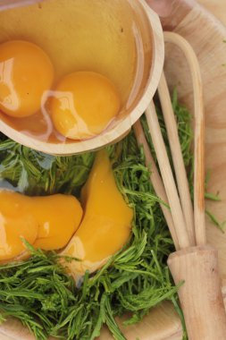 Omlet yemek pişirmek için yumurta ve sebze akasya pennata