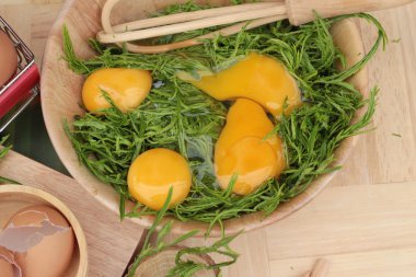 Omlet yemek pişirmek için yumurta ve sebze akasya pennata.