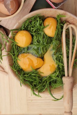 Omlet yemek pişirmek için yumurta ve sebze akasya pennata