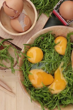 Omlet yemek pişirmek için yumurta ve sebze akasya pennata