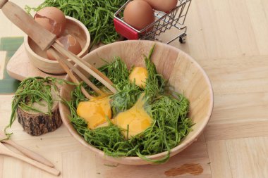 Omlet yemek pişirmek için yumurta ve sebze akasya pennata.