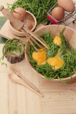 Omlet yemek pişirmek için yumurta ve sebze akasya pennata.