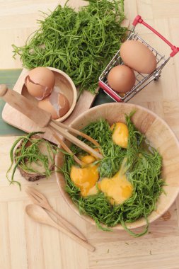 Omlet yemek pişirmek için yumurta ve sebze akasya pennata.