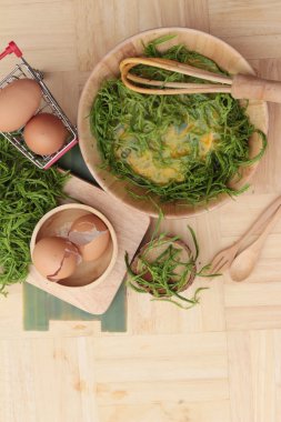 Omlet yemek pişirmek için yumurta ve sebze akasya pennata