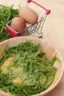 Omlet yemek pişirmek için yumurta ve sebze akasya pennata.