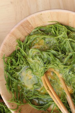 Omlet yemek pişirmek için yumurta ve sebze akasya pennata.