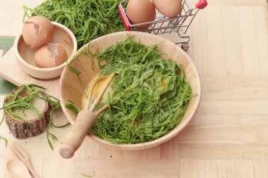 Omlet yemek pişirmek için yumurta ve sebze akasya pennata.