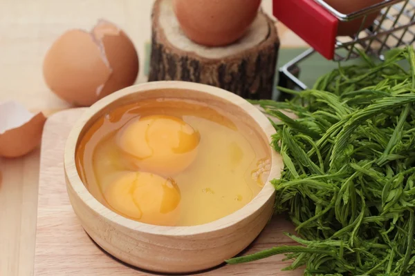 Omlet yemek pişirmek için yumurta ve sebze akasya pennata.