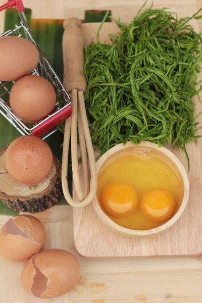 Omlet yemek pişirmek için yumurta ve sebze akasya pennata.