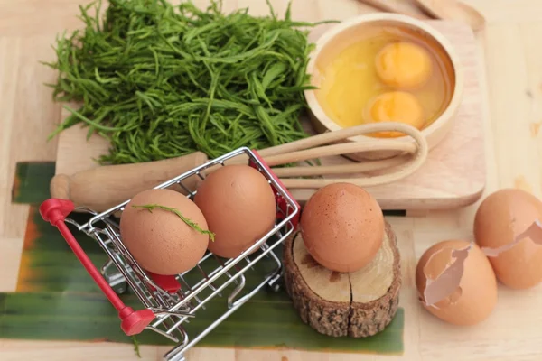 Omlet yemek pişirmek için yumurta ve sebze akasya pennata.