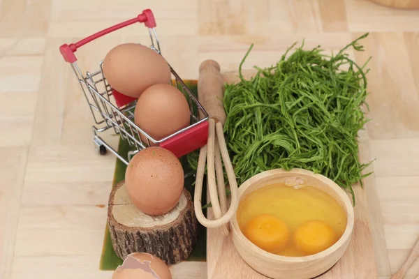 Omlet yemek pişirmek için yumurta ve sebze akasya pennata.