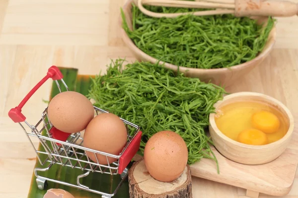 Omlet yemek pişirmek için yumurta ve sebze akasya pennata.