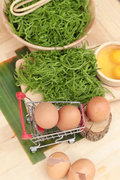 Omlet yemek pişirmek için yumurta ve sebze akasya pennata.