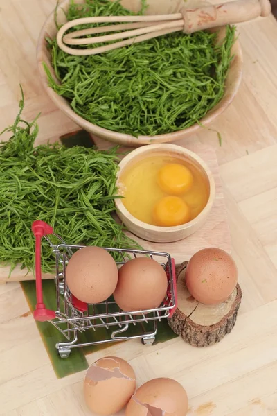 Omlet yemek pişirmek için yumurta ve sebze akasya pennata.