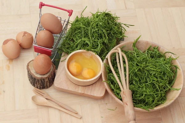 Omlet yemek pişirmek için yumurta ve sebze akasya pennata.