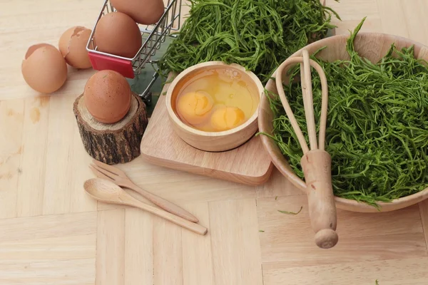 Omlet yemek pişirmek için yumurta ve sebze akasya pennata.