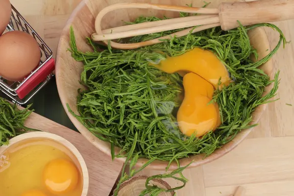 Omlet yemek pişirmek için yumurta ve sebze akasya pennata