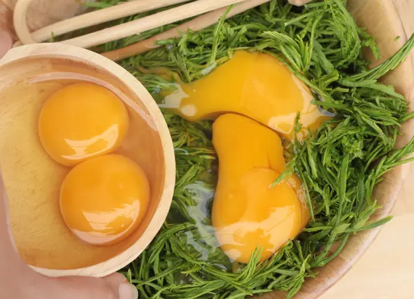 Œufs et légumes acacia pennata pour la cuisson des omelettes . — Photo