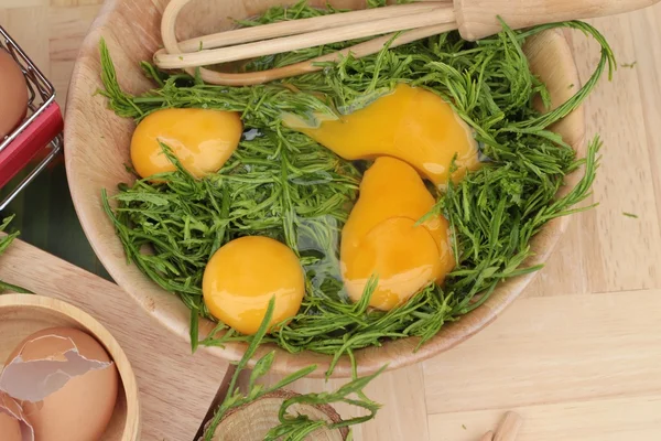 Omlet yemek pişirmek için yumurta ve sebze akasya pennata.