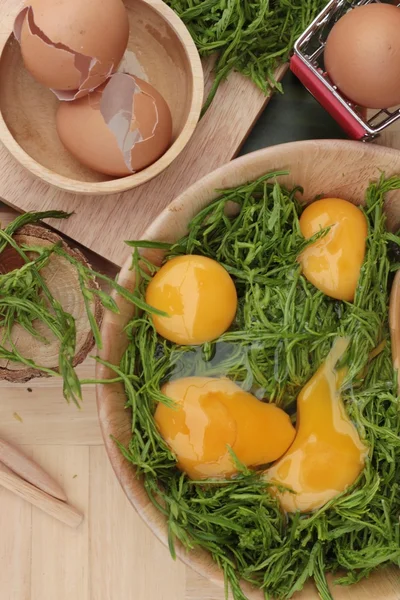 Omlet yemek pişirmek için yumurta ve sebze akasya pennata