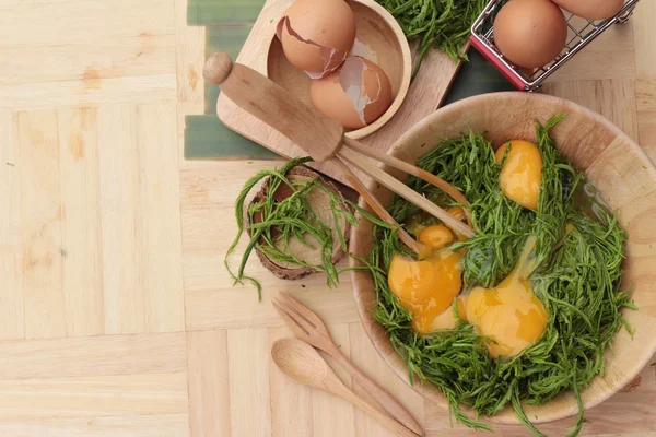 Omlet yemek pişirmek için yumurta ve sebze akasya pennata