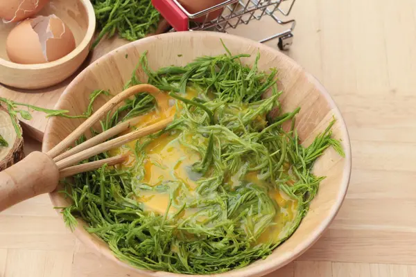 Omlet yemek pişirmek için yumurta ve sebze akasya pennata.
