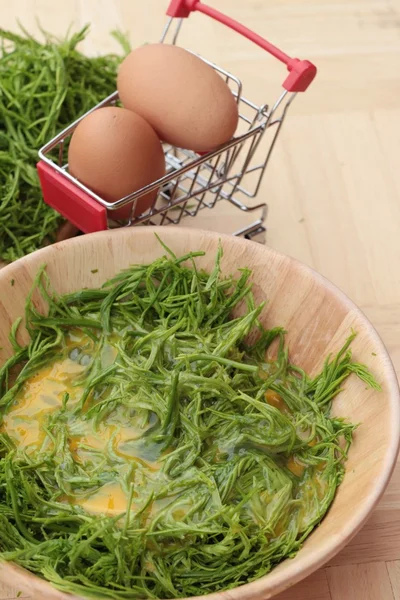 Omlet yemek pişirmek için yumurta ve sebze akasya pennata.