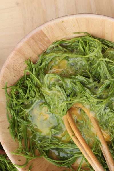 Omlet yemek pişirmek için yumurta ve sebze akasya pennata.