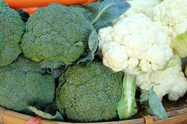 Piyasada yeşil brokoli — Stok fotoğraf