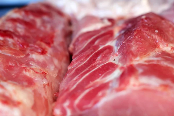 在市场的鲜猪肉 — 图库照片
