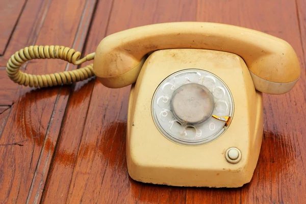 Telefone antigo estilo vintage no chão de madeira . — Fotografia de Stock