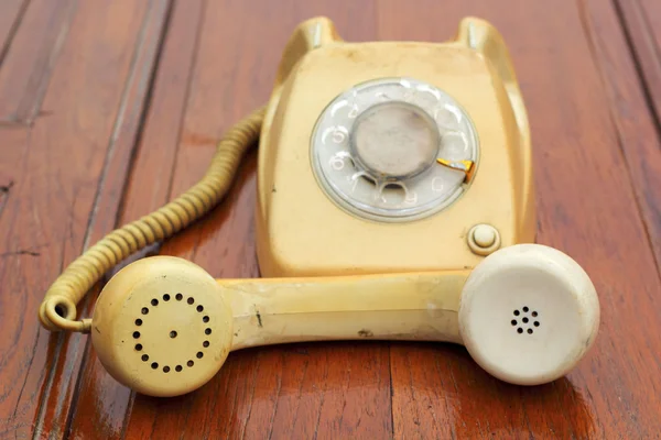 Viejo estilo vintage del teléfono en el piso de madera . —  Fotos de Stock