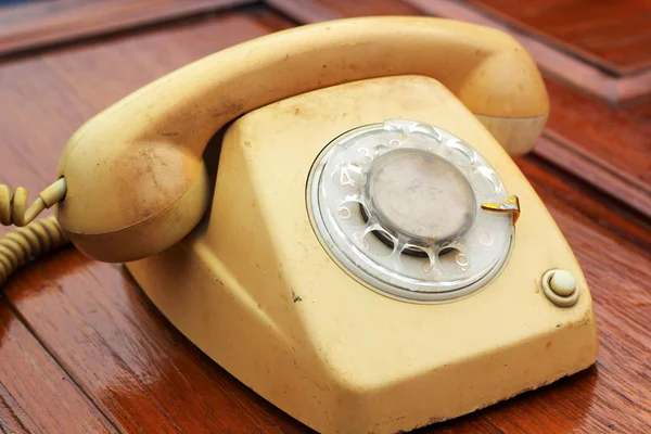 Telefone antigo estilo vintage no chão de madeira . — Fotografia de Stock