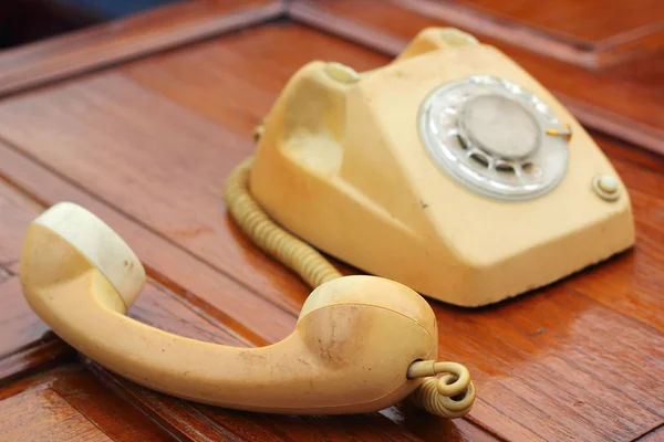 Telefone antigo estilo vintage no chão de madeira . — Fotografia de Stock