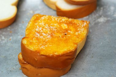 tereyağlı tost ve yağmurlama ile şeker.