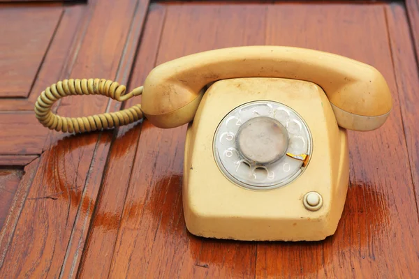 木製の床の上の古い電話ビンテージ スタイル. — ストック写真