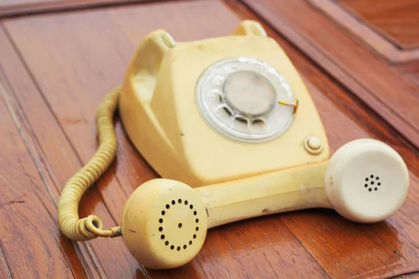 Viejo estilo vintage del teléfono en el piso de madera . —  Fotos de Stock