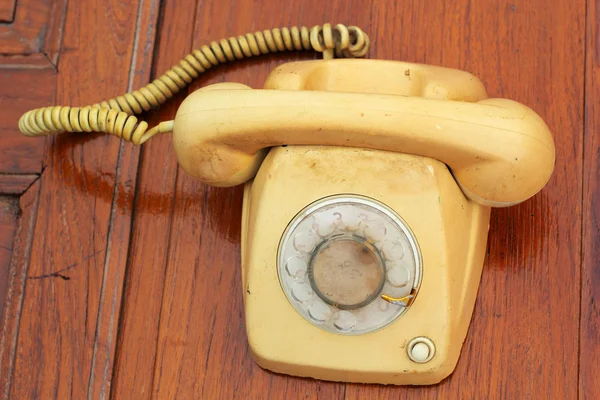 Stary telefon stylu vintage na parkiet. — Zdjęcie stockowe