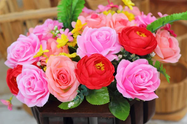 Piękne sztuczne kwiaty róży — Zdjęcie stockowe