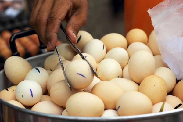 Ägg bruna kokt i potten — Stockfoto