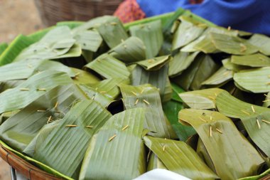 Köri ezmeli haşlanmış balık.