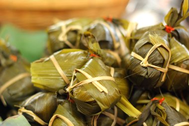 yapışkan pirinç sarılmış muz yaprakları - tatlı Tayland.