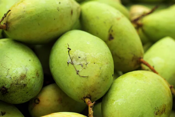 Čerstvé mango na trhu — Stock fotografie