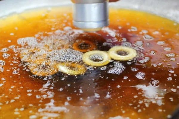 Hacer rosquillas fritas en una sartén — Foto de Stock
