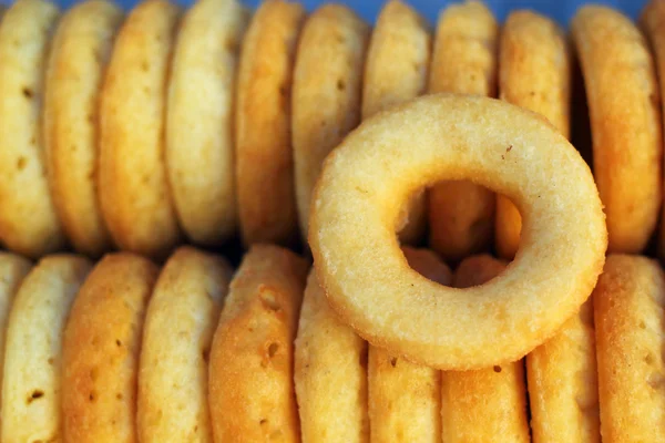 Herstellung von Donut in einer Reihe. — Stockfoto
