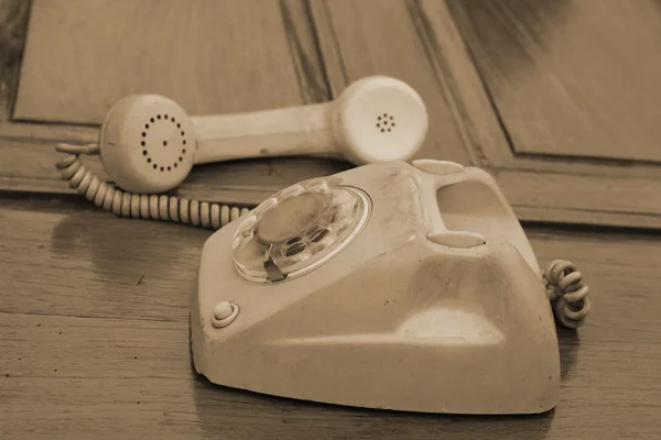 Vecchio stile telefono vintage sul pavimento in legno . — Foto Stock