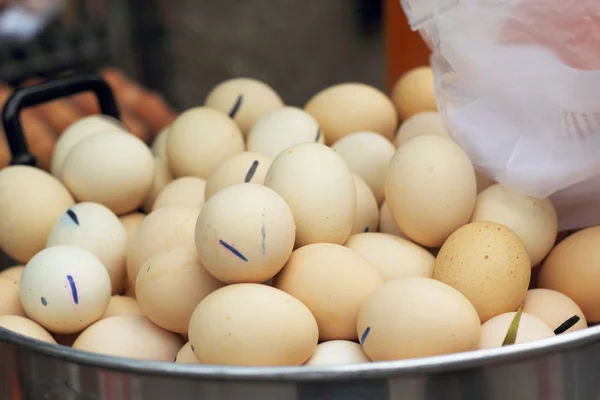 Huevos marrones al vapor en la olla —  Fotos de Stock