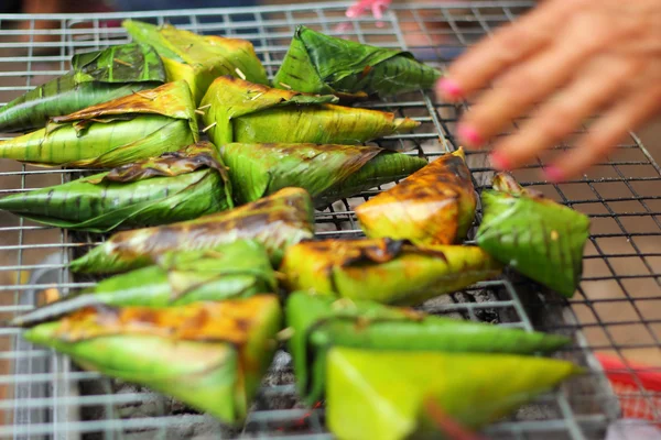 Arroz pegajoso comida asiática grelhada — Fotografia de Stock