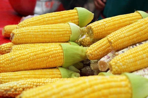 Сладкая кукуруза на рынке — стоковое фото
