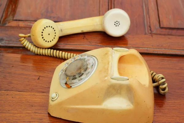 Vintage tarzı ahşap yerde eski telefon. — Stok fotoğraf